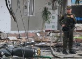 Un policía vigila el área donde ocurrió la detonación de un vehículo cargado con explosivos este martes en Los Patios (Colombia).