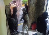 El forcejeo quedó registrado en las cámaras de seguridad.