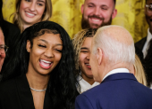 Imagen en la que puede verse a la estadounidense Angel Reese durante una recepción en la Casa Blanca.