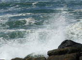 Olas intensas golpearon la costa de San Clemente, en Manabí, durante la alerta emitida por el Inocar.
