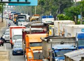 El crecimiento del transporte pesado hacia el puerto de Posorja ha incrementado la presión sobre una carretera de intensa circulación, donde conviven a diario vehículos de carga, residentes, estudiantes y trabajadores.