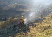 Bomberos controlaron el incendio forestal registrado en Ontaneda Alta, Conocoto, y realizan labores de enfriamiento en puntos calientes.