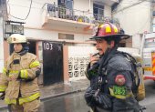 Un incendio en un departamento de una vivienda de construcción mixta movilizó a 80 bomberos en el centro de Guayaquil. Los equipos abrieron parte del techo para acceder al foco y controlar las llamas.