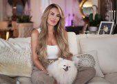 Ninel Conde junto a su mascota Bella, una perrita de raza Pomerania.