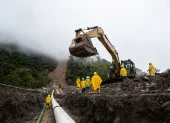 Petroecuador ejecuta la estabilización de taludes y obras de mitigación, como muros de contención, gaviones, bermas y sistemas de drenaje.