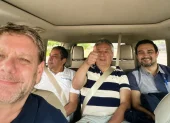 Izquierda: John Manning, CEO de Progen, junto a funcionarios de la Empresa Eléctrica Regional de Loja, donde obtuvo su primer contrato para la central de Catamayo, que también incumplió.