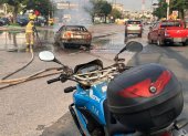 Bomberos sofocaron las llamas del vehículo.