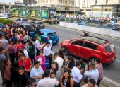 Empleados de oficina permanecen fuera de los edificios tras la evacuación provocada por el fuerte terremoto que sacudió la Ciudad de Guatemala el 8 de julio de 2025.