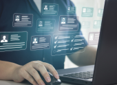 Interfaces digitales y gestión de datos bajo estricta normativa de privacidad en Ecuador.