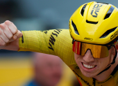 El ciclista británico del Team Visma-Lease a Bike, Matthew Brennan, celebra la victoria en la 11ª etapa de La Vuelta a España.