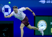 El alemán Alexander Zverev devuelve una bola en su partido ante el italiano Lorenzo Sonego del Abierto de Estados Unidos.