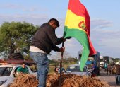 Una persona sostiene una bandera durante el bloqueo de una carretera este miércoles, en Santa Cruz (Bolivia).