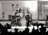 Ariana Grande durante un concierto, en plena interpretación frente a sus seguidores.