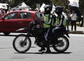 Agentes de tránsito verifican el cumplimiento del Pico y placa en Quito.