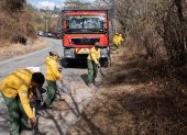 Prevención. Moradores de El Cebollar y Bomberos limpiaron la avenida Los Conquistadores para eliminar material combustible antes de la época seca.