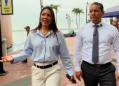 La alcaldesa subrogante, Tatiana Coronel, recorrió un baño del Malecón 2000 en compañía de Víctor Mieles, gerente de la Fundación Malecón 2000.