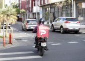 Los conductores de delivery deberán portar casco y un chaleco que los identifique.
