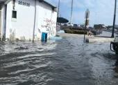 Fotografía de archivo de inundación en el sur de Guayaquil por marea alta.