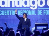 El presidente de Argentina, Javier Milei, saluda durante la inauguración del V Encuentro Regional del Foro Madrid este jueves en Santiago (Chile).