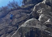 La experiencia de escalar en roca natural es accesible en Quito, con el acompañamiento de un experto y equipo especializado.