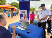 Personas despejan dudas con técnicos del SRI.