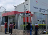 Familiares esperan en los exteriores de la Oficina Técnica Forense de Machala, donde permanecen restos de víctimas que aún no han podido ser identificados.