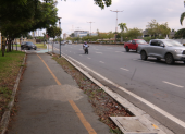 En el punto donde fue atropellada la atleta Mónica Martinich, en la avenida Samborondón, no existen aceras y la ciclovía está descuidada.