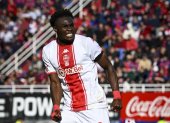 Jordy Caicedo de Huracán marca un gol y reclama otro.