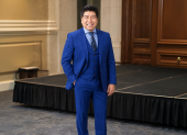 La IA reinterpreta el estilo de Yunda y propone un traje con chaleco para reforzar una imagen más pulida.