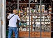 Una persona compra en una tienda el 4 de septiembre de 2026, en La Habana (Cuba).