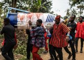 Los familiares llevan el ataúd en forma de bolígrafo manchado de sangre de oveja del difunto maestro ghanés Samuel Commey Tetteh, el 15 de agosto de 2026.
