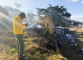 El Cuerpo de Bomberos identificó quemas de basura, maleza, desechos, troncos y ramas en varios sectores de Quito.