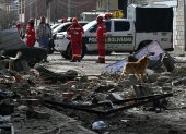Bomberos inspeccionan los daños tras una explosión en un cuartel del ejército ocurrida la noche anterior, en Viacha, Bolivia, el 5 de septiembre de 2026.