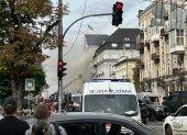 Personas observan cómo rescatistas trabajan para extinguir un incendio tras un ataque aéreo en Kiev.