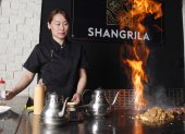 Yan cocina frente al comensal en una de las experiencias distintivas de Shangri.La.