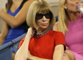 Muchos cuestionan la autoridad moral de Anna Wintour luego de que intentara rehabilitar la imagen del diseñador John Galliano.