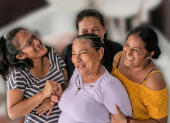 Sostener, acompañar y relajarse son parte de las actividades que realizan las voluntarias en barrios vulnerables de Guayaquil.