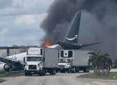 El avión quedó envuelto en llamas y denso humo negro tras colisionar con varios vehículos.