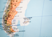 La Guerra de Malvinas enfrentó a Argentina y Reino Unido en 1982 por la soberanía de las islas del Atlántico Sur.