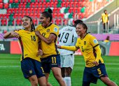 Rosa Flores (i) marcó el primer gol de Ecuador en un Mundial Femenino sub-20.