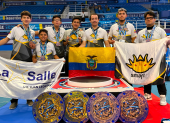 El equipo ecuatoriano celebra en China las cuatro medallas obtenidas en el RobotChallenge 2020.