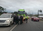 Choque entre tráiler y auto causó congestión este lunes en la vía a Daule.
