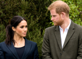 Meghan y Harry llegan a Reino Unido con sus títulos en suspenso y como personas privadas, mientras la seguridad está a cargo del gobierno británico.