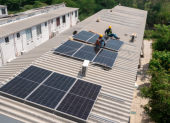 Trabajadores instalan paneles solares como parte de las medidas de ahorro energético frente al fenómeno de El Niño.