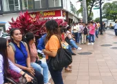 Un grupo de jóvenes hicieron fila días atrás en la calle Víctor Emilio Estrada, para entregar su hoja de vida y conseguir trabajo. La fila fue de dos cuadras