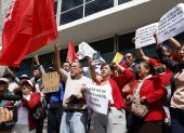 Manifestantes se concentraron en los exteriores de la Caja del Seguro Social, en Quito, para rechazar la posible venta de bienes del IESS.
