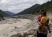 Habitantes de la zona se reúnen mientras equipos de rescate del ejército nepalí buscan supervivientes en el túnel del proyecto hidroeléctrico Trishuli-3A el 4 de septiembre de 2026.