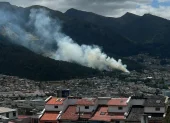 La columna de humo se divisó desde varios sectores del norte de Quito.