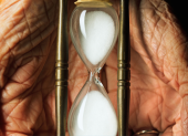 Envejecer implica aceptar el paso del tiempo, pero también valorar la experiencia, cuidar la salud y fortalecer los vínculos que nos acompañarán en la madurez.