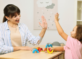 La detección de señales de TEA en el entorno escolar debe diferenciarse del diagnóstico clínico y de la determinación de los apoyos educativos que necesita cada estudiante.